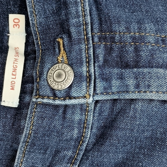 Levi's Strauss Mid Length Shorts - Picture 2 of 5